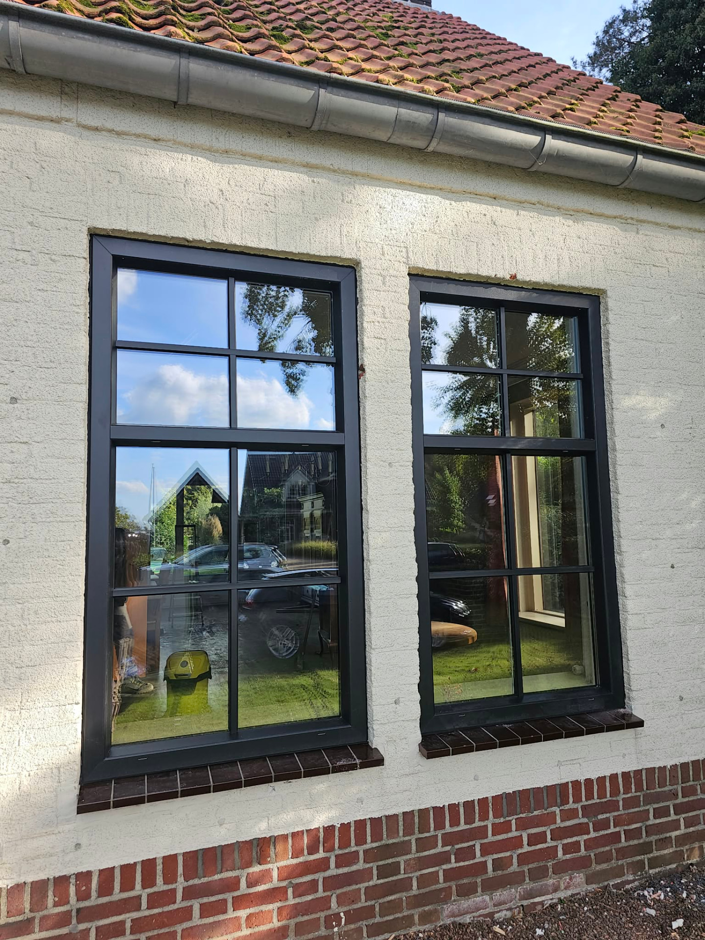 Nieuwe antraciete kozijnen met roeden geplaatst bij een woning in Waalre