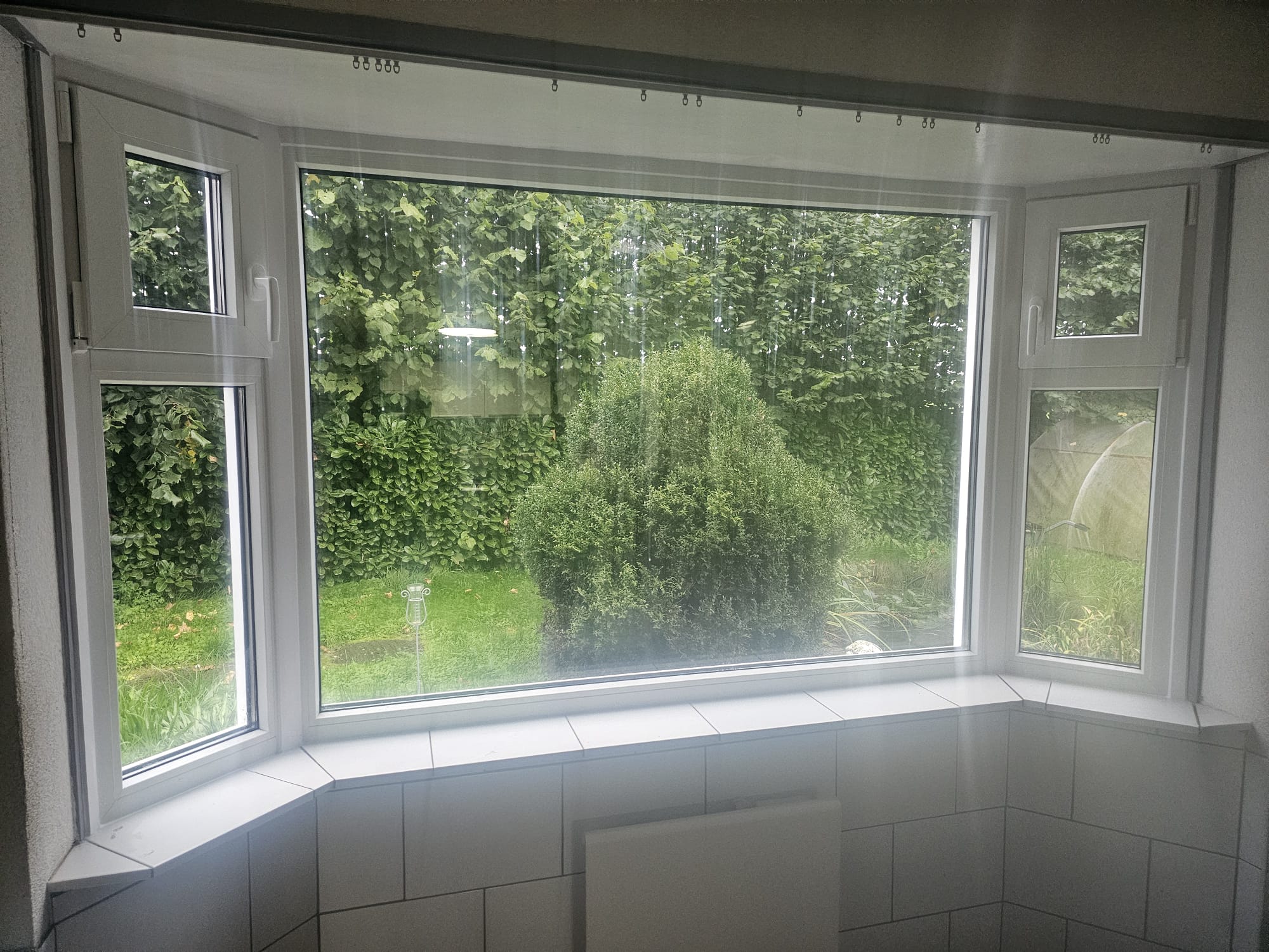 Binnenzijde van een nieuwe kunststof erker met groot raam in Tilburg