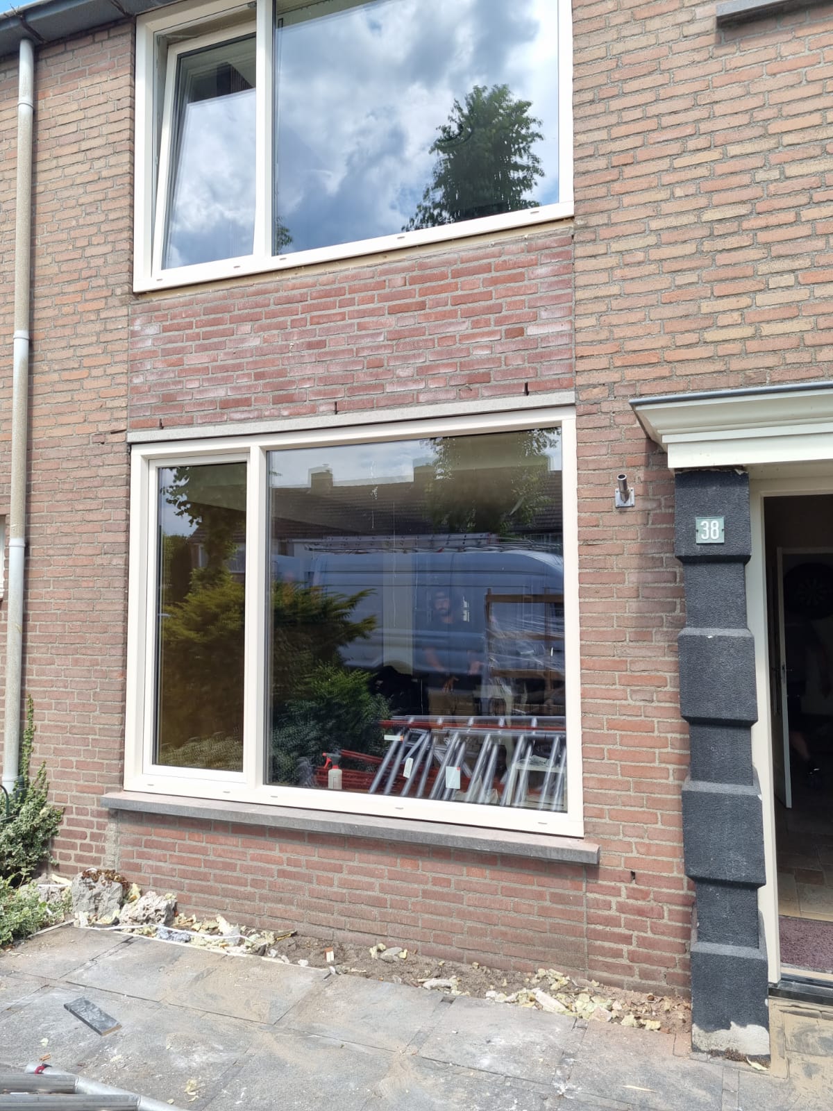 Kunststof kozijn met draaikiepraam in de voorgevel van een jaren-60 woning in Eersel