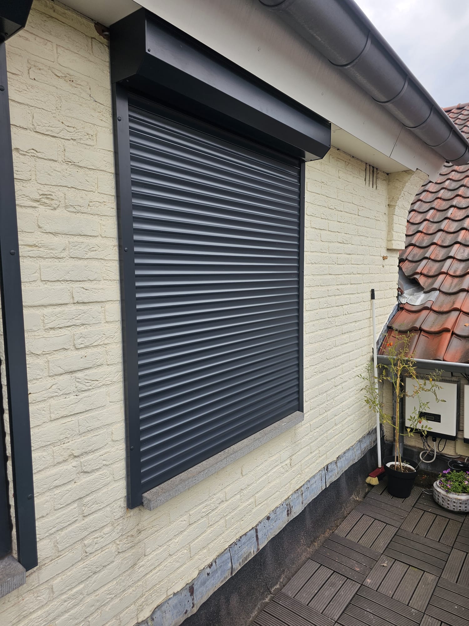 Anthracite roller shutter above a new uPVC window frame in Eindhoven