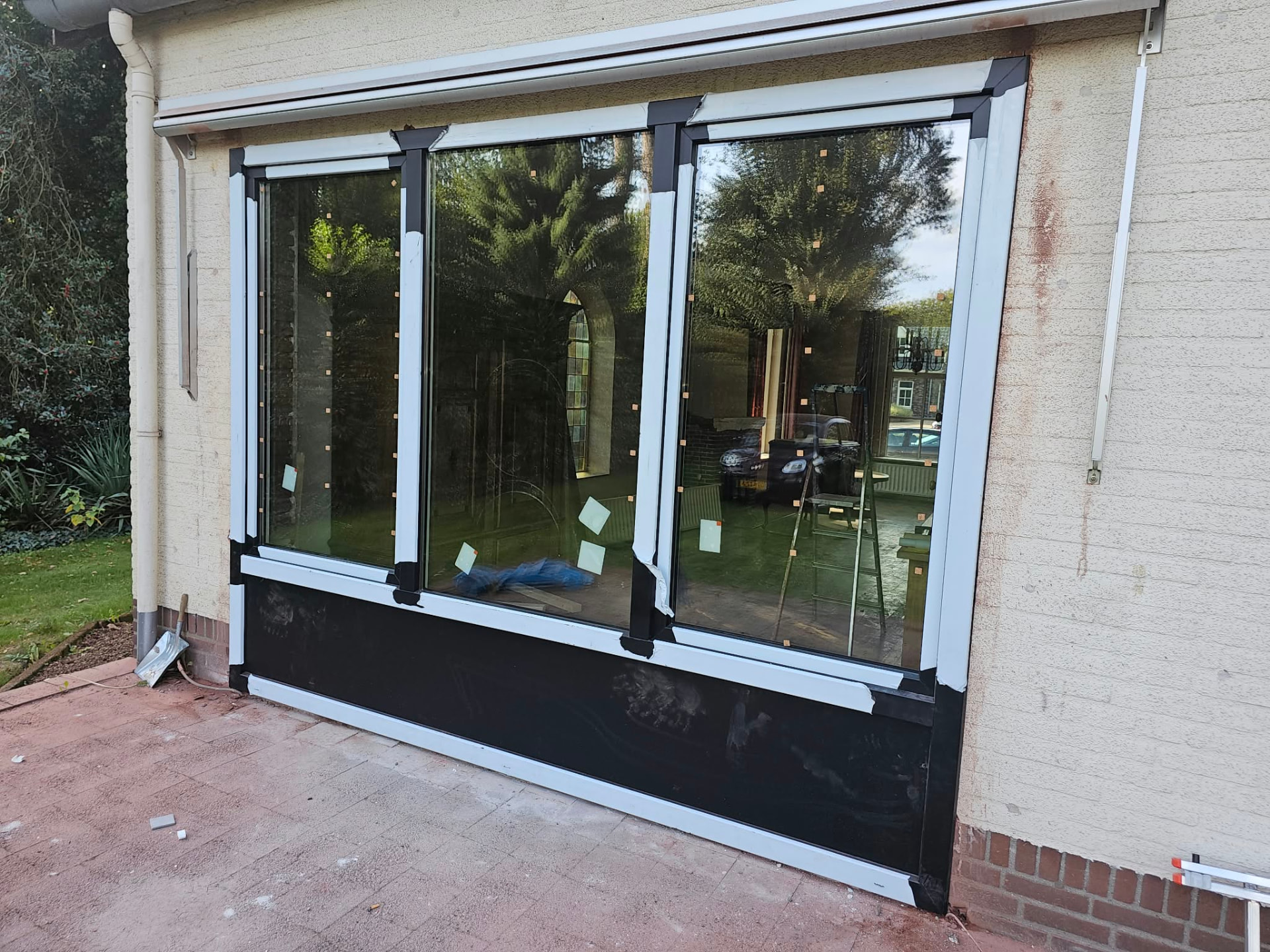 Grote nieuwe raampartij aan de buitenzijde van een woning in Waalre
