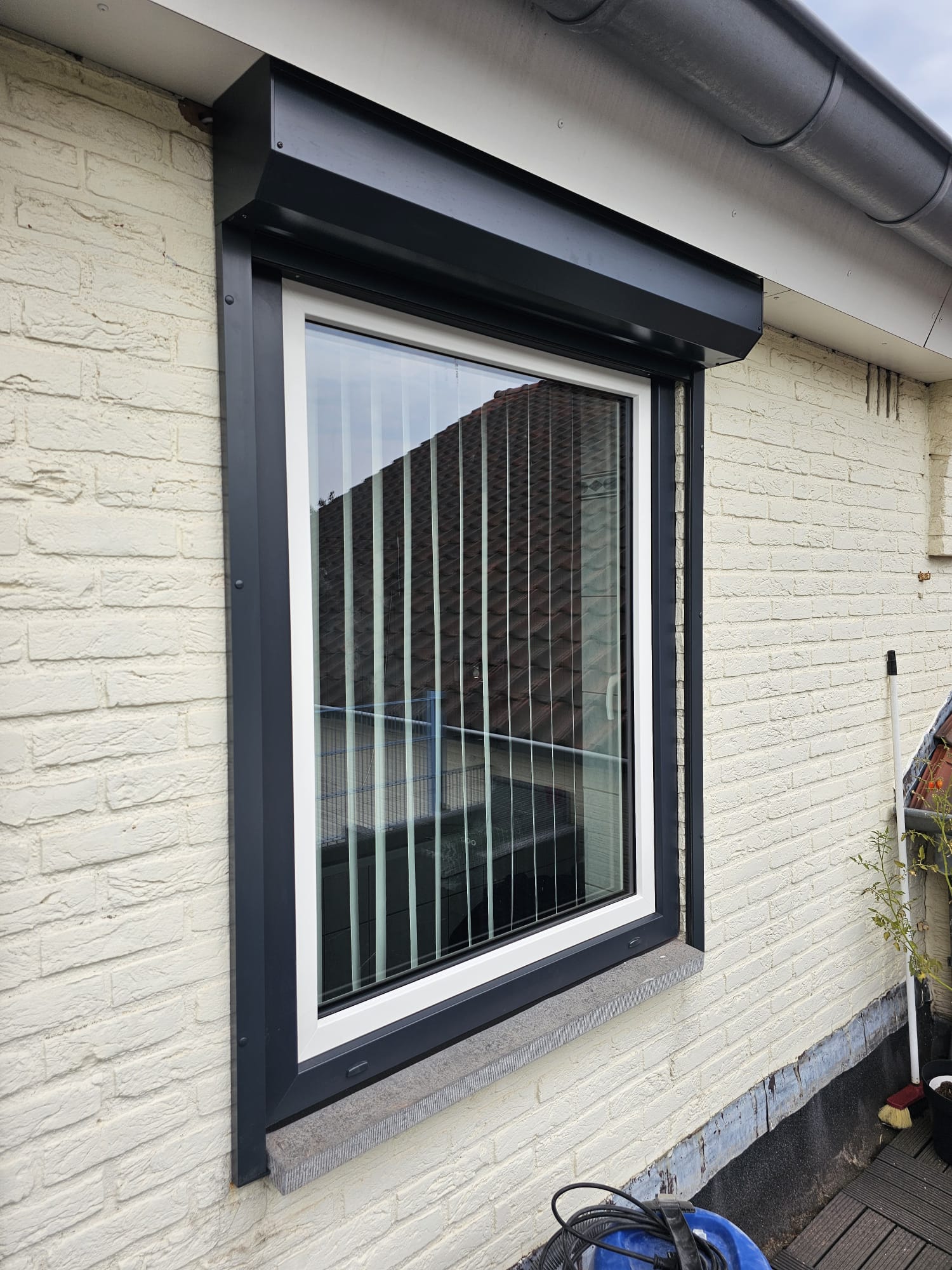Anthracite uPVC frame with fixed glazing and shutter box in Geldrop